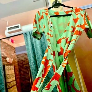 Gorgeous sexy vivacious colorful silk wrap V-neck mini dress w/ perfect sleeve